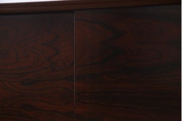 中古　ローズウッドプリント合板　赤味を帯びた濃淡のある木目が楽しめるリビングボード(収納棚、テレビボード)