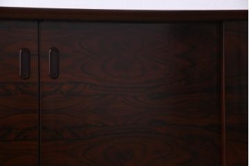 中古　ローズウッドプリント合板　赤味を帯びた濃淡のある木目が楽しめるリビングボード(収納棚、テレビボード)