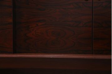 中古　ローズウッドプリント合板　赤味を帯びた濃淡のある木目が楽しめるリビングボード(収納棚、テレビボード)