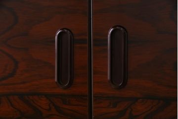 中古　ローズウッドプリント合板　赤味を帯びた濃淡のある木目が楽しめるリビングボード(収納棚、テレビボード)