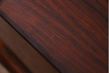 中古　ローズウッドプリント合板　赤味を帯びた濃淡のある木目が楽しめるリビングボード(収納棚、テレビボード)