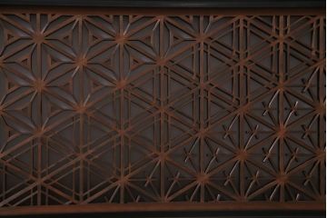 和製アンティーク　すりガラス入り　組子と漆塗りが上品な雰囲気醸し出す欄間(ディスプレイ、明り取り)