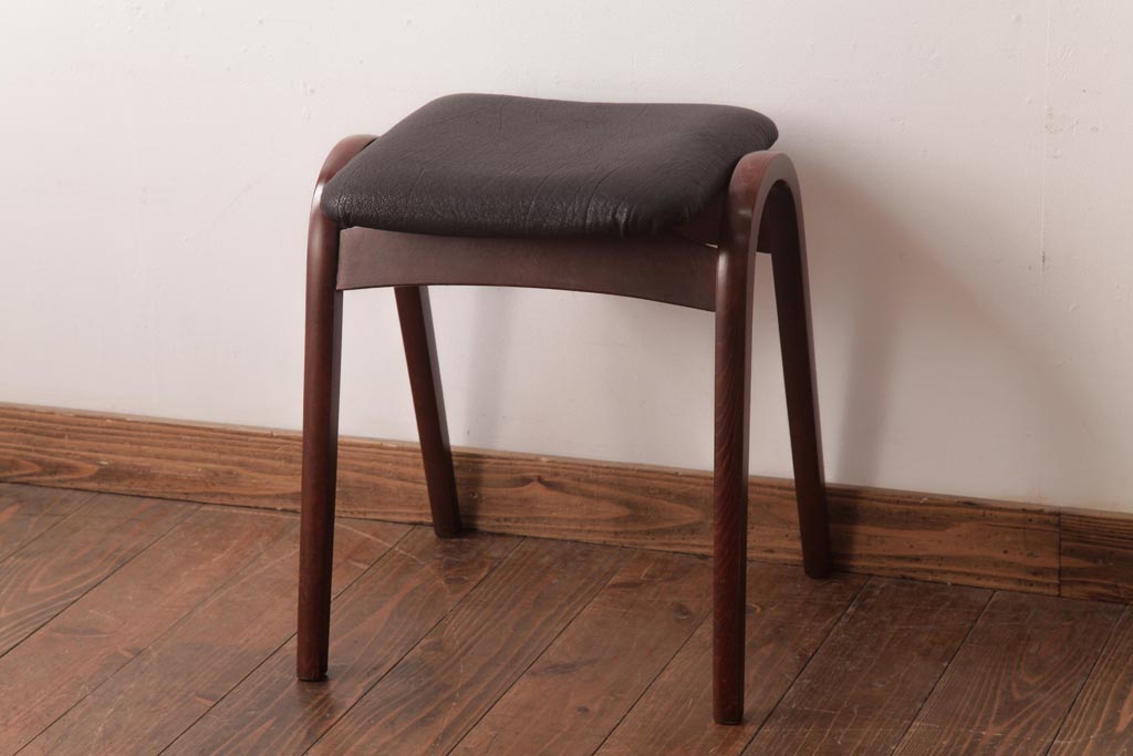 ヴィンテージ家具　ビンテージ　秋田木工　本革座面　シックでお洒落な雰囲気漂うスタッキングスツール(スツール、椅子)