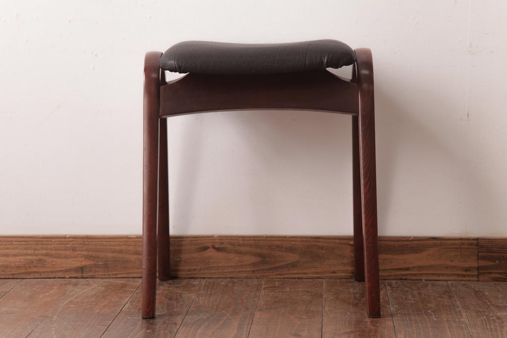 ヴィンテージ家具　ビンテージ　秋田木工　本革座面　シックでお洒落な雰囲気漂うスタッキングスツール(スツール、椅子)
