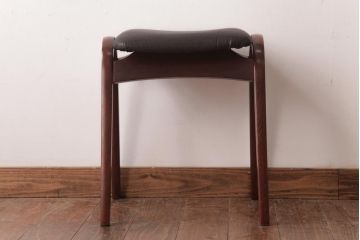 ヴィンテージ家具　ビンテージ　秋田木工　本革座面　シックでお洒落な雰囲気漂うスタッキングスツール(スツール、椅子)