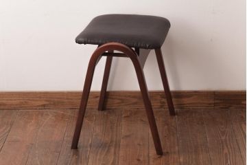 ヴィンテージ家具　ビンテージ　秋田木工　本革座面　シックでお洒落な雰囲気漂うスタッキングスツール(スツール、椅子)
