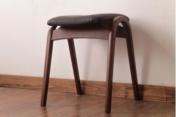 ヴィンテージ家具　ビンテージ　秋田木工　本革座面　シックでお洒落な雰囲気漂うスタッキングスツール(スツール、椅子)