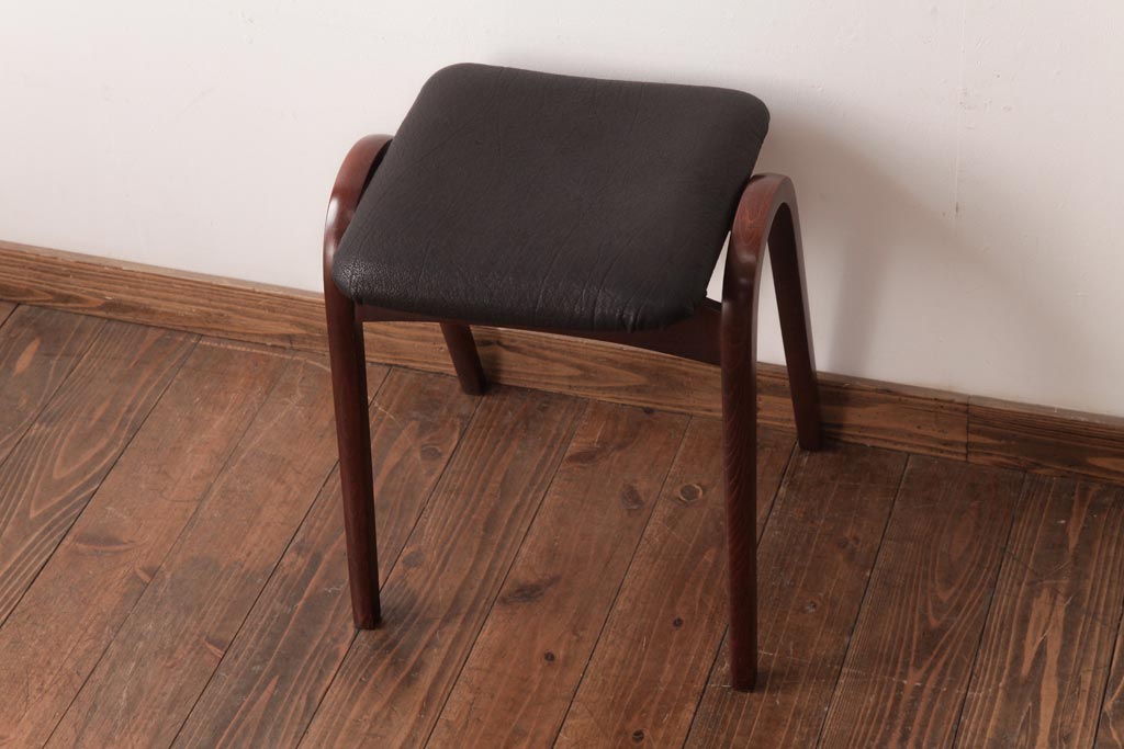 ヴィンテージ家具　ビンテージ　秋田木工　本革座面　シックでお洒落な雰囲気漂うスタッキングスツール(スツール、椅子)