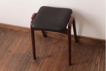 ヴィンテージ家具　ビンテージ　秋田木工　本革座面　シックでお洒落な雰囲気漂うスタッキングスツール(スツール、椅子)