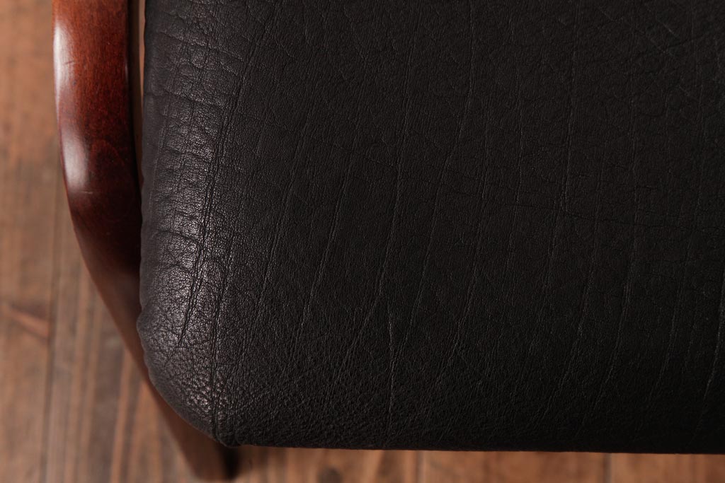 ヴィンテージ家具　ビンテージ　秋田木工　本革座面　シックでお洒落な雰囲気漂うスタッキングスツール(スツール、椅子)