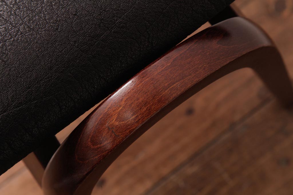 ヴィンテージ家具　ビンテージ　秋田木工　本革座面　シックでお洒落な雰囲気漂うスタッキングスツール(スツール、椅子)