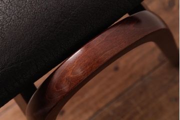ヴィンテージ家具　ビンテージ　秋田木工　本革座面　シックでお洒落な雰囲気漂うスタッキングスツール(スツール、椅子)