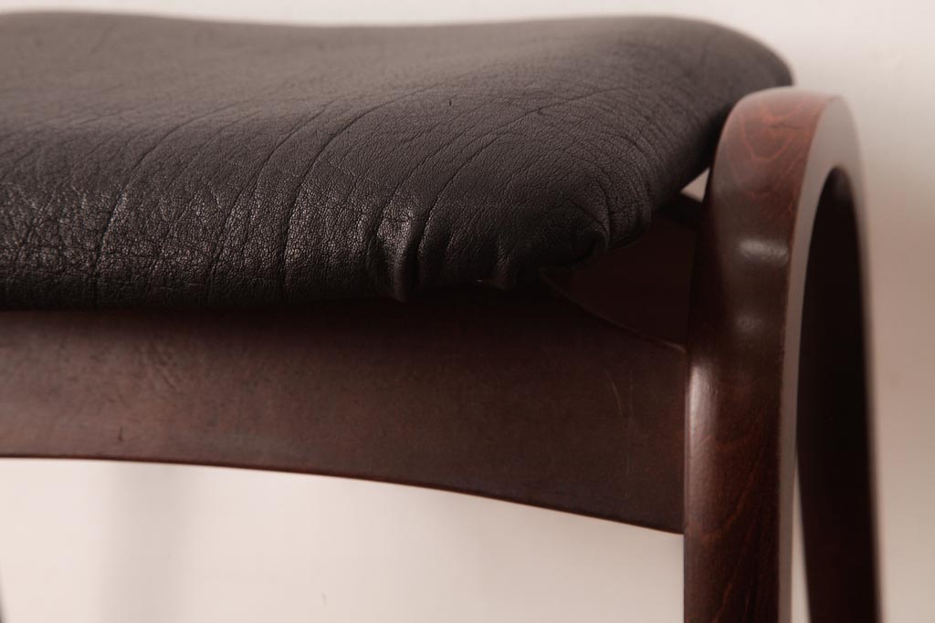 ヴィンテージ家具　ビンテージ　秋田木工　本革座面　シックでお洒落な雰囲気漂うスタッキングスツール(スツール、椅子)