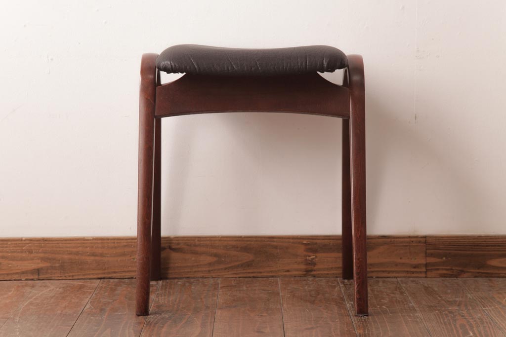 ヴィンテージ家具　ビンテージ　秋田木工　本革座面　シックでお洒落な雰囲気漂うスタッキングスツール(スツール、椅子)