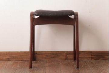 ヴィンテージ家具　ビンテージ　秋田木工　本革座面　シックでお洒落な雰囲気漂うスタッキングスツール(スツール、椅子)