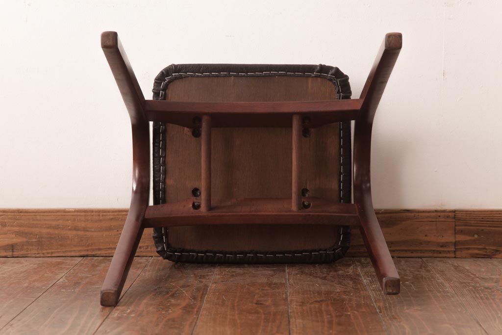 ヴィンテージ家具　ビンテージ　秋田木工　本革座面　シックでお洒落な雰囲気漂うスタッキングスツール(スツール、椅子)