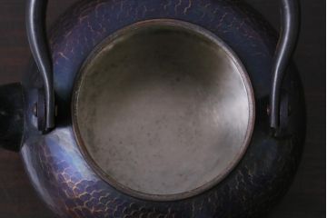 中古　清穂堂　紫金色が美しい鎚起銅器の急須(茶器)