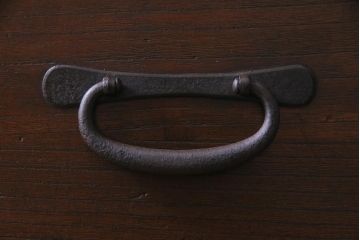 アンティーク家具　和製アンティーク　桐材　リメイク　鋲が重厚感を醸し出す箪笥リビングボード(アンティークチェスト、引き出し、ローボード、桐箪笥、桐たんす)