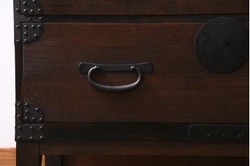 アンティーク家具　和製アンティーク　桐材　リメイク　鋲が重厚感を醸し出す箪笥リビングボード(アンティークチェスト、引き出し、ローボード、桐箪笥、桐たんす)