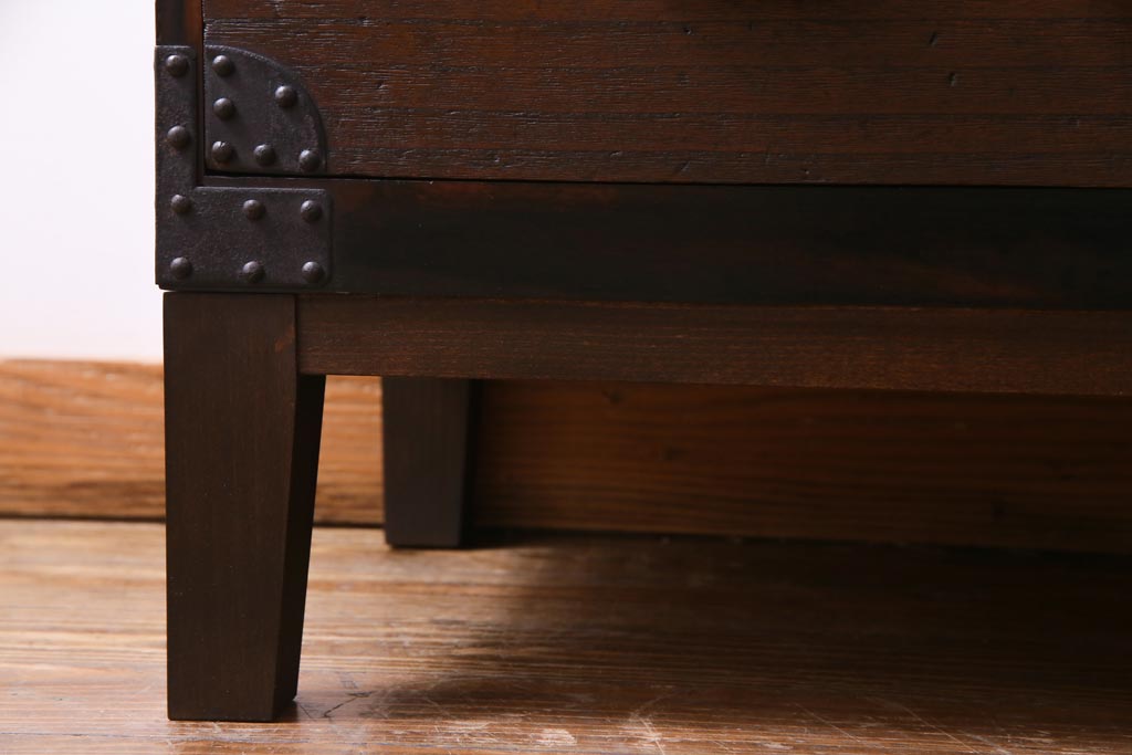 アンティーク家具　和製アンティーク　桐材　リメイク　鋲が重厚感を醸し出す箪笥リビングボード(アンティークチェスト、引き出し、ローボード、桐箪笥、桐たんす)