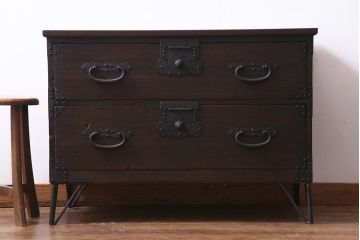 アンティーク家具　和製アンティーク　桐材　リメイク　鋲付きの金具が目を引く箪笥リビングボード(アンティークチェスト、引き出し、ローボード、桐箪笥、桐たんす)