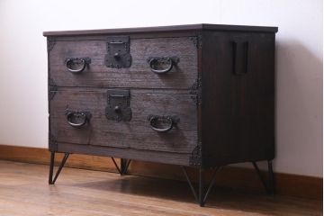 アンティーク家具　和製アンティーク　桐材　リメイク　鋲付きの金具が目を引く箪笥リビングボード(アンティークチェスト、引き出し、ローボード、桐箪笥、桐たんす)