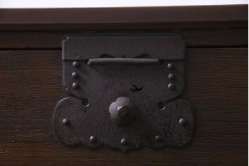 アンティーク家具　和製アンティーク　桐材　リメイク　鋲付きの金具が目を引く箪笥リビングボード(アンティークチェスト、引き出し、ローボード、桐箪笥、桐たんす)