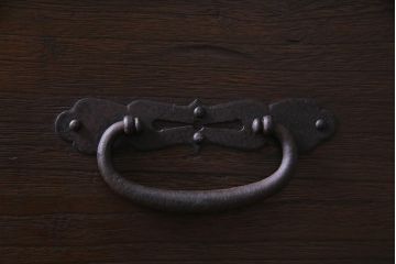 アンティーク家具　和製アンティーク　桐材　リメイク　鋲付きの金具が目を引く箪笥リビングボード(アンティークチェスト、引き出し、ローボード、桐箪笥、桐たんす)