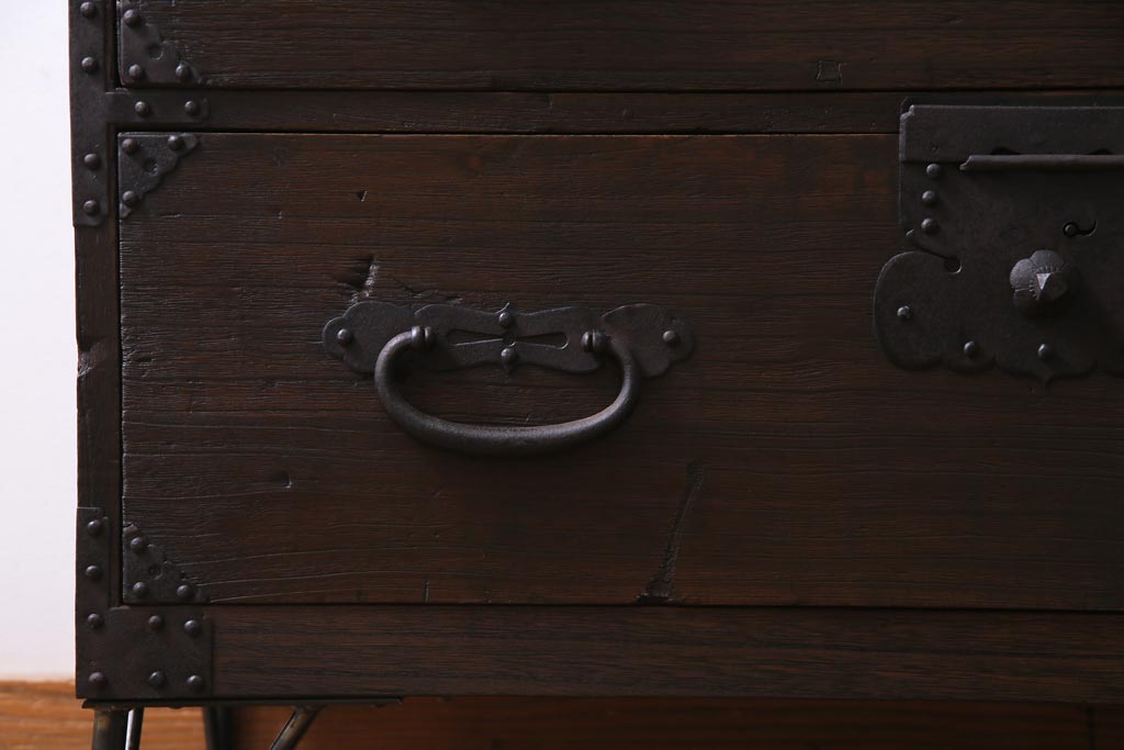 アンティーク家具　和製アンティーク　桐材　リメイク　鋲付きの金具が目を引く箪笥リビングボード(アンティークチェスト、引き出し、ローボード、桐箪笥、桐たんす)