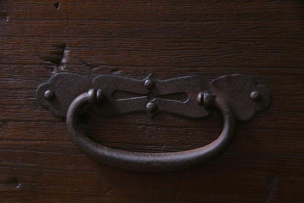 アンティーク家具　和製アンティーク　桐材　リメイク　鋲付きの金具が目を引く箪笥リビングボード(アンティークチェスト、引き出し、ローボード、桐箪笥、桐たんす)