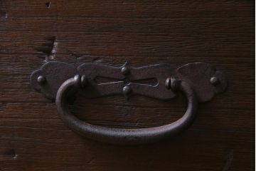 アンティーク家具　和製アンティーク　桐材　リメイク　鋲付きの金具が目を引く箪笥リビングボード(アンティークチェスト、引き出し、ローボード、桐箪笥、桐たんす)