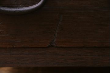 アンティーク家具　和製アンティーク　桐材　リメイク　鋲付きの金具が目を引く箪笥リビングボード(アンティークチェスト、引き出し、ローボード、桐箪笥、桐たんす)