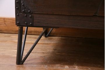 アンティーク家具　和製アンティーク　桐材　リメイク　鋲付きの金具が目を引く箪笥リビングボード(アンティークチェスト、引き出し、ローボード、桐箪笥、桐たんす)