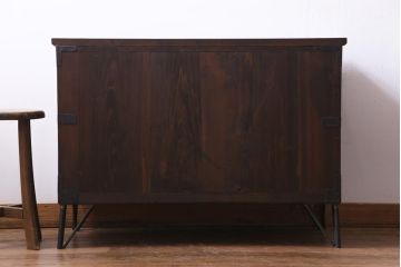 アンティーク家具　和製アンティーク　桐材　リメイク　鋲付きの金具が目を引く箪笥リビングボード(アンティークチェスト、引き出し、ローボード、桐箪笥、桐たんす)