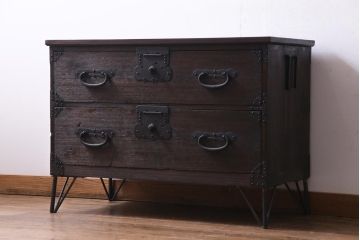アンティーク家具　和製アンティーク　桐材　リメイク　鋲付きの金具が目を引く箪笥リビングボード(アンティークチェスト、引き出し、ローボード、桐箪笥、桐たんす)