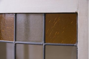 ペイント家具　イギリスアンティーク　色ガラス　上品かつモダンなステンドグラスのキャビネット(飾り棚、収納棚)