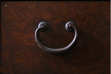 アンティーク家具　和製アンティーク　明治期　四尺　結霜ガラス入り　趣きあふれる重ね水屋箪笥(食器棚、収納棚)