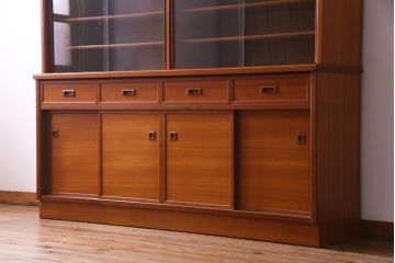 ヴィンテージ家具　ジャパンビンテージ　チーク材　北欧スタイルと和風が融合した珍しいデザインの食器棚(収納棚、飾り棚、カップボード)