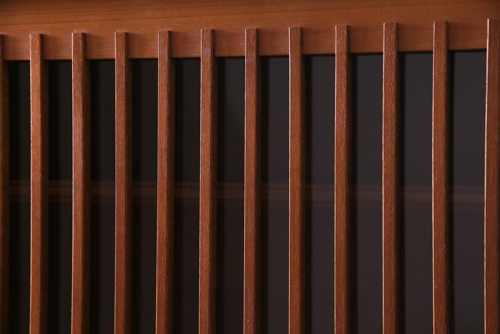 ヴィンテージ家具　ジャパンビンテージ　チーク材　北欧スタイルと和風が融合した珍しいデザインの食器棚(収納棚、飾り棚、カップボード)