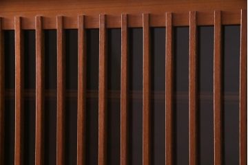 ヴィンテージ家具　ジャパンビンテージ　チーク材　北欧スタイルと和風が融合した珍しいデザインの食器棚(収納棚、飾り棚、カップボード)