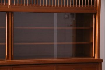 ヴィンテージ家具　ジャパンビンテージ　チーク材　北欧スタイルと和風が融合した珍しいデザインの食器棚(収納棚、飾り棚、カップボード)