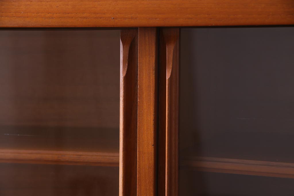 ヴィンテージ家具　ジャパンビンテージ　チーク材　北欧スタイルと和風が融合した珍しいデザインの食器棚(収納棚、飾り棚、カップボード)