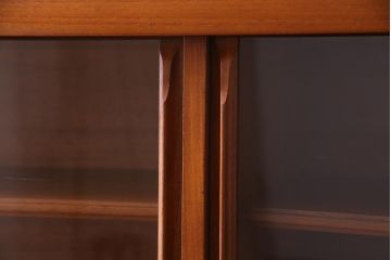 ヴィンテージ家具　ジャパンビンテージ　チーク材　北欧スタイルと和風が融合した珍しいデザインの食器棚(収納棚、飾り棚、カップボード)