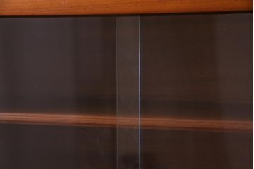 ヴィンテージ家具　ジャパンビンテージ　チーク材　北欧スタイルと和風が融合した珍しいデザインの食器棚(収納棚、飾り棚、カップボード)