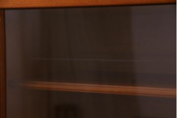 ヴィンテージ家具　ジャパンビンテージ　チーク材　北欧スタイルと和風が融合した珍しいデザインの食器棚(収納棚、飾り棚、カップボード)