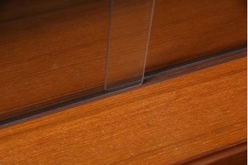 ヴィンテージ家具　ジャパンビンテージ　チーク材　北欧スタイルと和風が融合した珍しいデザインの食器棚(収納棚、飾り棚、カップボード)