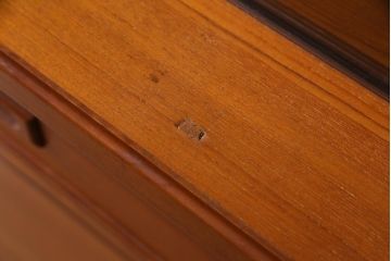 ヴィンテージ家具　ジャパンビンテージ　チーク材　北欧スタイルと和風が融合した珍しいデザインの食器棚(収納棚、飾り棚、カップボード)