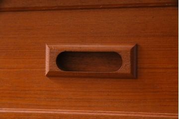 ヴィンテージ家具　ジャパンビンテージ　チーク材　北欧スタイルと和風が融合した珍しいデザインの食器棚(収納棚、飾り棚、カップボード)