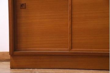 ヴィンテージ家具　ジャパンビンテージ　チーク材　北欧スタイルと和風が融合した珍しいデザインの食器棚(収納棚、飾り棚、カップボード)