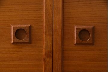 ヴィンテージ家具　ジャパンビンテージ　チーク材　北欧スタイルと和風が融合した珍しいデザインの食器棚(収納棚、飾り棚、カップボード)